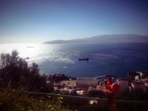 Maisemaa ylempänä Gibraltaria, takana näkyy Afrikka
